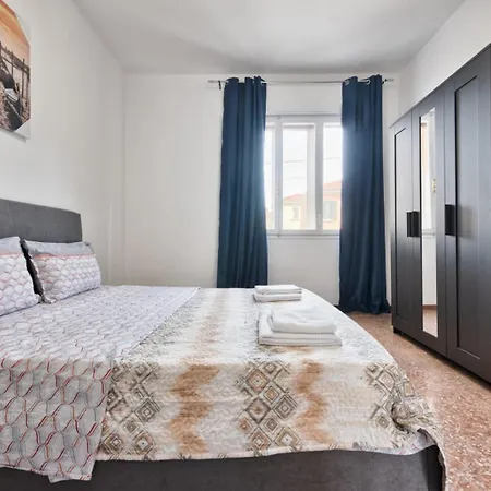 Апартаменты Cozy In With Free Parking